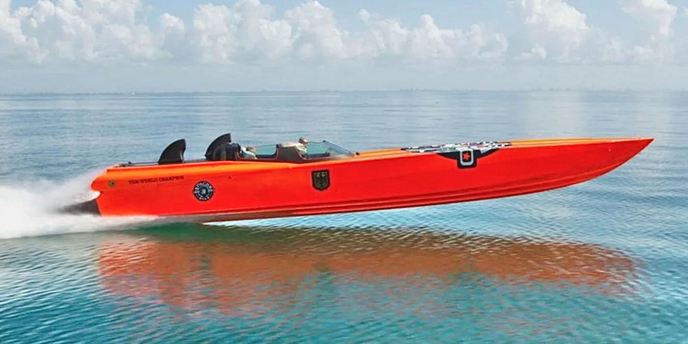 2,700 hp orange race boat APACHE STAR speeding across ocean, breaking Florida-Cuba record