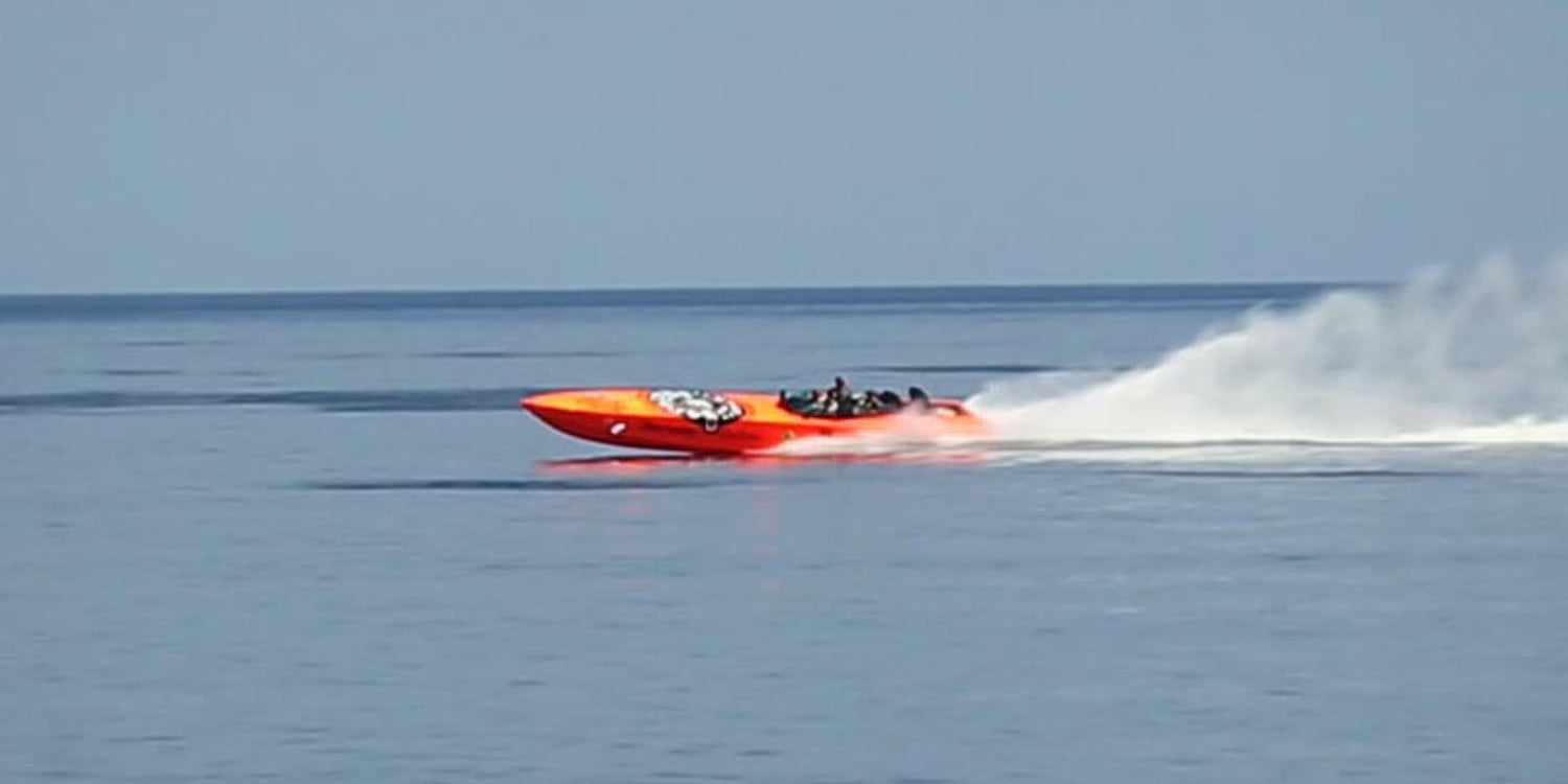 Roger Klüh's orange speedboat APACHE STAR racing across the ocean for world record attempt