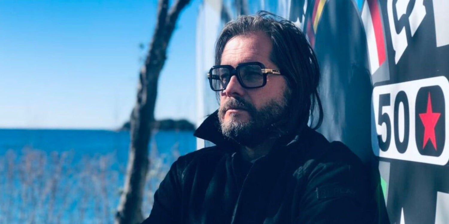 Roger Anthony Cassius Klüh in front of his caravan at the ocean in APACHE STAR.