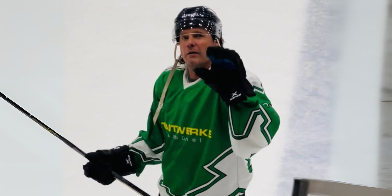 Roger Klüh returns to ice hockey in green jersey after 35 years