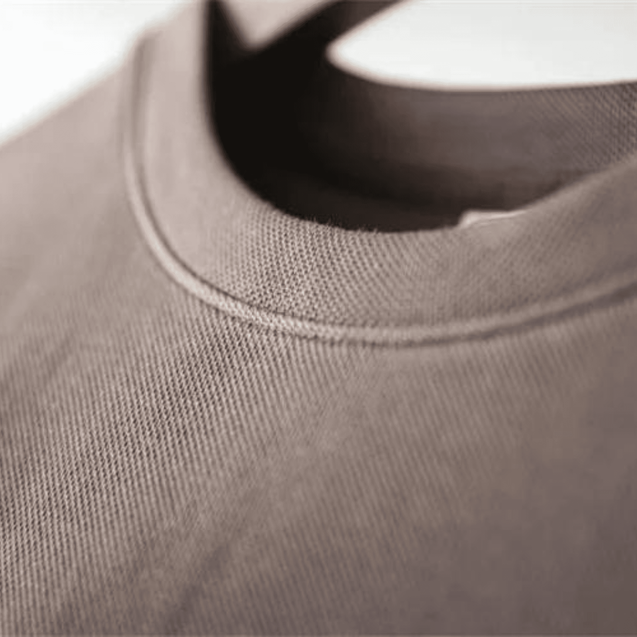 Neckline detail of BOXY TEE 'MANHATTAN' by APACHE STAR in brown, showing reinforced collar and fine stitching for lasting wear.