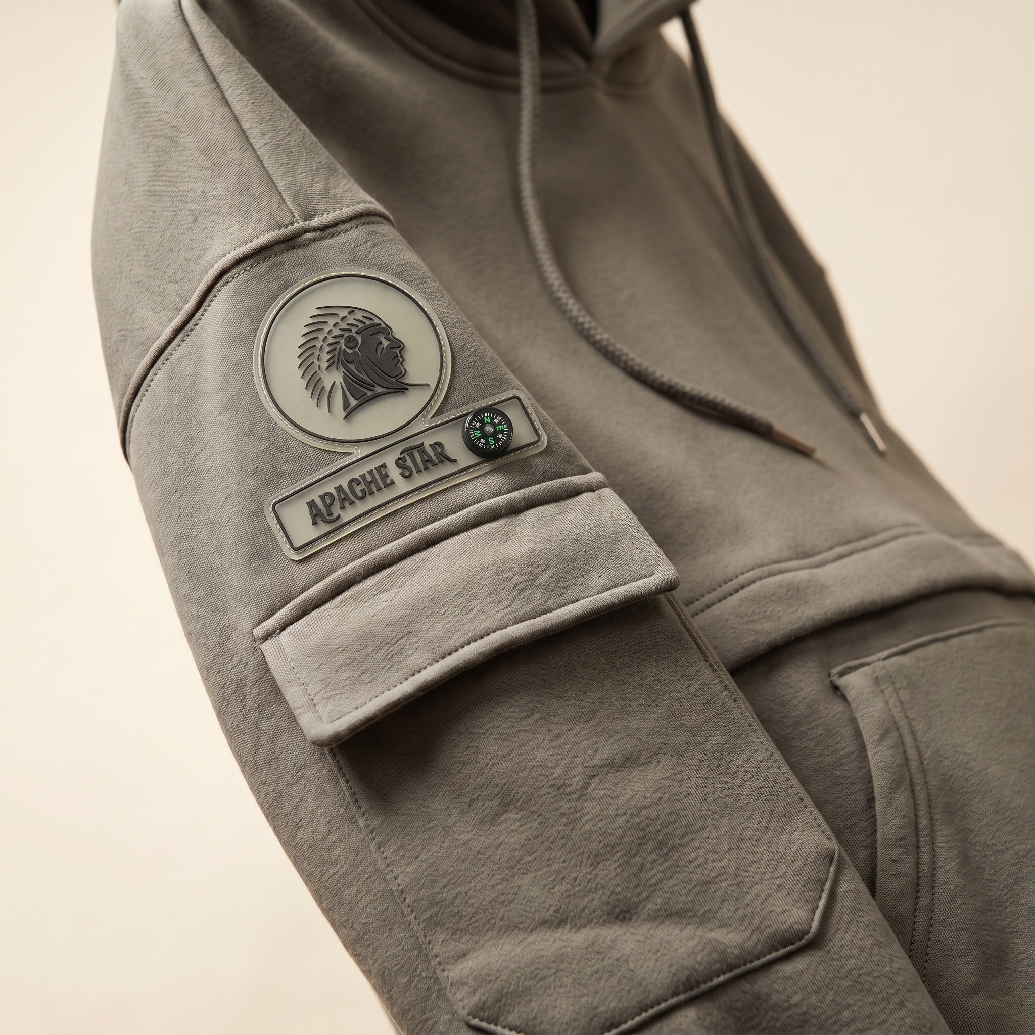 APACHE STAR® Cargo Hoodie “London” in Anthracite — cargo pocket and fabric detail